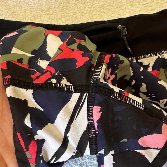 Lululemon- Women's Camouflage Print Shorts size 6 ( please read below 👇🏻) - Picture 7 of 9